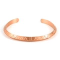 Dettaglio macro del bracciale rigido in acciaio oro rosa con motivi geometrici a triangolo - Trama triangolare (14)