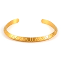 Dettaglio macro della trama geometrica dorata sul bracciale a fascia in acciaio inox - Trama triangolare (15)