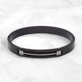 Detail eines mattschwarzen Titanstahl-Armbands mit Silbereinlagen und Industrie-Nieten - Stil Eins (Herren) / Reines Schwarz