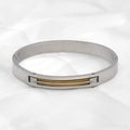 Detailansicht eines Stahlkabel-Armreifs mit Goldinlay auf weißem Seidenhintergrund - Stil Eins (Herren) / Silber mit Goldkabel