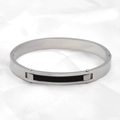 Primer plano de brazalete de acero inoxidable pulido con incrustación de cable negro - Estilo Dos (Hombre) / Plata con Cable Negro