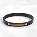 Detailansicht eines schwarzen Titanstahlarmbands mit dreifacher Golddrahteinlage - Stil Zwei (Herren) / Schwarz mit Goldkabel