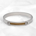 Detalle de incrustación de cable de acero en brazalete de titanio con cierre de bisagra - Estilo Dos (Hombre) / Plata con Cable Dorado