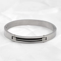 Makroansicht des Edelstahl-Armbands mit schwarzen Stahldraht-Einlagen und Klappverschluss - Stil Eins (Herren) / Silber mit Schwarzer Linie