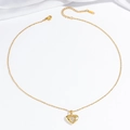 Elegante gouden hart hanger ketting met zirkonia steentjes op een witte satijnen basis - Alleen Hart Ketting 029