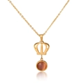 Elegante collar con colgante de corona dorada y gema roja sobre un fondo blanco puro - Colgante de Corona (Estilo Dorado 1) / Tono Dorado Piedra Marrón Roja
