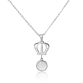 Primer plano detallado del collar con colgante de corona de plata y piedra blanca - Colgante de Corona (Estilo Plata 2) / Tono Plata Piedra Blanca