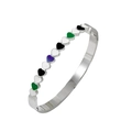 Gros plan d'un bracelet vague argenté avec motifs de cœurs en émail coloré et fermoir - Style Cœur Multicolore Argent (Style 5)