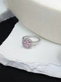 Vue détaillée d'une bague en argent avec pierres de cœur roses en fleur et halo de zircons - Style Trèfle Chanceux Rose (JZ83) / Argent
