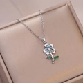 Silberne Blumenhalskette mit buntem Perlmutt-Inlay und grünen Edelsteinblättern - Silberne Blume (Mit Kette)