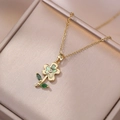 Elegante goldene Blumenhalskette mit grünen Perlmutt-Blättern und Zirkon-Stein - Goldene Blume (Mit Kette)