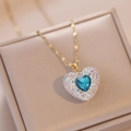 Gouden hartvormige ketting met blauw kristal in het midden en pavé gezette diamanten - Blauwe Ketting Set (X2151)