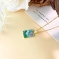 Elegante collana d'oro con pendente in smalto a fiori viola e piccole perle su catenina - Collana Blu Chiaro