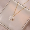 Elegante gouden halsketting met cirkelvormige zirkoon hanger op een fluwelen doosje - Witte Zirkonia Roterende Ketting (X0042) / Goud
