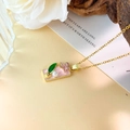 Collana rettangolare con giglio in marmo rosa, catena dorata e piccole perle - Collana / Oro Rosa