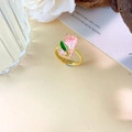 Anello dorato vintage con base in smalto rosa, motivo floreale e dettagli in perla - Anello / Oro Rosa