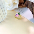 Anello giglio dorato con smalto viola, fiore rosa, foglie verdi e piccola perla bianca - Anello / Oro Viola