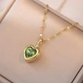 Elegante gouden ketting met een gefacetteerde groene hart hanger en kristallen details - Lichtgroene Zirkonia Stijl