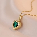 Elegante gouden ketting met een donkergroene hartvormige edelsteen hanger en kleine diamant - Smaragdgroene Zirconia Stijl