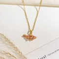 Collana dorata con ciondolo a forma di pesce colorato in stile vetro cattedrale - Stile Balena Rossa (XL4569)