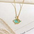 Collana balena dorata con pendente in smalto blu e dettagli di conchiglie colorate - Stile Balena Verde Chiaro (XL4579)