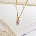 Elegante collana in titanio dorato con pendente a conchiglia in smalto viola - Stile Conchiglia Viola (XL4585)