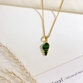 Elegante collana a conchiglia di balena dorata con trama a spirale verde scuro e titanio - Stile Conchiglia Verde (XL4585)