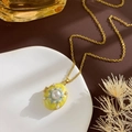 Vintage locket ketting met geel emaille en witte parels in een gouden afwerking - Ster Medaillon (Goud Geel)