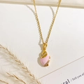 Collana in titanio dorato con pendente a conchiglia rosa e accenti in cristallo pavé luccicante - Stile Conchiglia Rosa (XL4586)