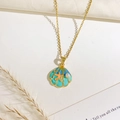 Collana con conchiglia dorata con smalto blu, stella marina e perla tema oceanico - Stile Conchiglia Verde Chiaro (XL4600)