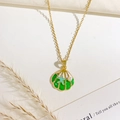Collana dorata in titanio con ciondolo a conchiglia smalto verde stella marina e perla - Stile Conchiglia Verde (XL4600)