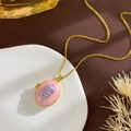 Vintage gouden medaillon ketting met roze harsbasis en paars schelpreliëf hanger - Conch Locket (Gold Pink)