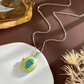 Vintage medaillon ketting met blauw zeeslak reliëf en zilveren metalen ketting - Conch Locket (Silver Yellow)