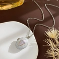 Zilveren ovale medaillon ketting met 3D-schelpmotief en roze strepen op parelmoer wit - Conch Locket (Silver White)