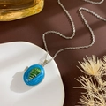 Vintage zilverkleurige ovale locket ketting met donkerblauw emaille schelppatroon - Conch Locket (Silver Blue)