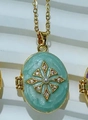 Vintage gouden medaillon ketting met muntgroen emaille, centrale parel en ster-accenten - Cross Locket (Gold Mint Green)