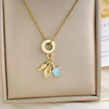 Gouden oceaan thema ketting met vis schelp en blauwe edelsteen hangers op luxe stof display - Vis Schildpad Ketting Goud (XL1945)