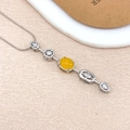 Collier argenté avec pendentif géométrique, pierre jaune cabochon et détails en zircon - Jaune Argenté