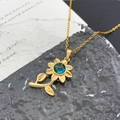 Goldene Sonnenblumen-Halskette mit dunkelblauem Galaxie-Zentrum und feinen Details - Langer Stiel Sonnenblume (XL1453) / Gold