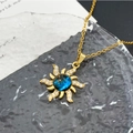 Collier soleil doré avec pierre bleu foncé et zircons sur une plaque en verre - Soleil Radiant Planète (XL1983) / Or