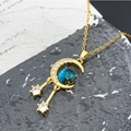 Collier lune doré avec sphère étoilée bleue et zircons sur fond de verre gris - Gland Lune Planète (XL954) / Or