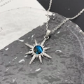 Collier étoile argentée avec centre nébuleuse bleue et micro-incrustations zircon - Étoile à Huit Branches Planète (XL1162) / Argent