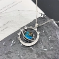 Collier argenté avec pendentif planète bleue et croissant de lune en zircone cubique - Grandes Étoiles Orbitant Planète (XL1165) / Argent
