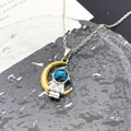Collar con colgante de astronauta en luna creciente y esfera de galaxia azulada - Estilo Astronauta Luna Planeta-Bicolor (XL1118)