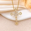 Colgante de cruz dorada de lujo con circonitas brillantes sobre base de mármol blanco - Estilo Cruz Racimo de Flores (XL495) / Dorado