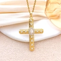 Elegante colgante de cruz dorada con circonitas transparentes y detalles de filigrana - Estilo Gema Ovalada Calada (XL3189) / Dorado