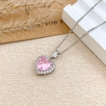 Silberne Halskette mit einem herzförmigen rosa Edelsteinanhänger und Diamant-Halo - Halskette (XL727) / Silber / Rosa