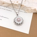 Squisita collana rotante a margherita color argento con perla e petali in smalto - Margherita Rotante (XL2355) / Argento