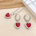 Elegantes Set aus Halskette und Ohrringen mit rotem Herz-Zirkonia und Silber-Finish - Halskette Und Ohrringe Set (XL727) / Silber / Rot