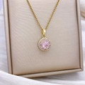 Goldene Titanstahl-Halskette mit einem runden Anhänger aus rosa Zirkon-Steinen - Rotierender Rosa Kreis (XL610) - Gold